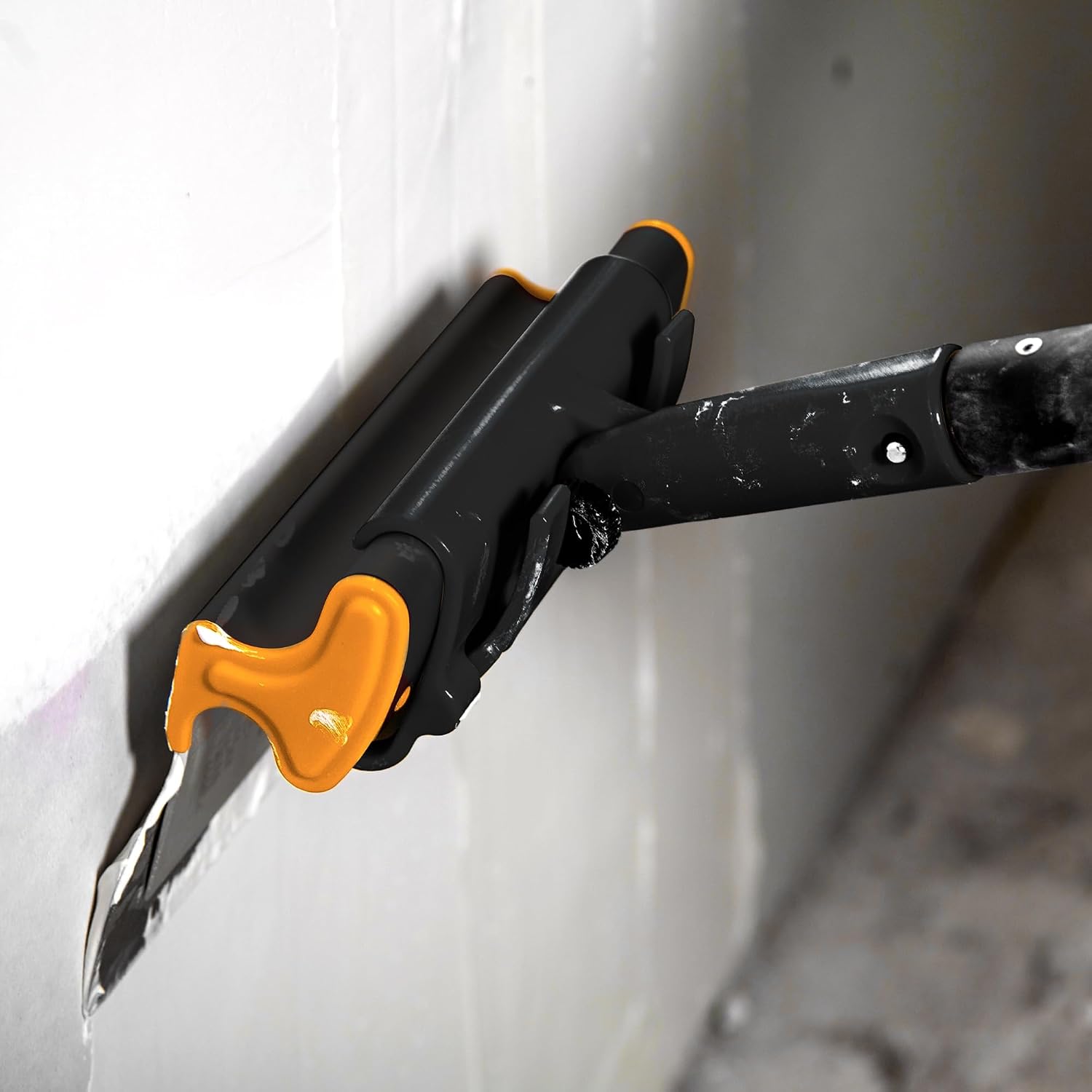 DEWALT Drywall Skimming Blade, 40-Inches | Pro-Grade | Extruded Aluminum & European Stainless Steel Construction | High-Impact End Caps | Sheetrock Gyprock Wall-Board Plasterboard | DXTT-2-940