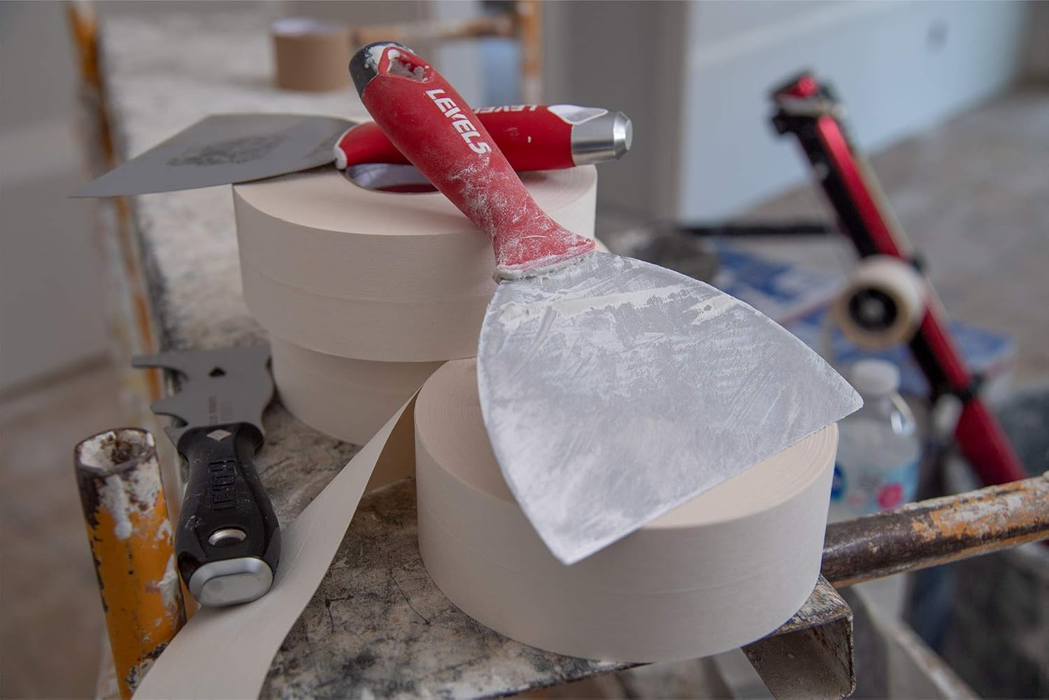 LEVEL5 Deluxe Drywall Hand Tool Set | Taping Knives, Joint Knives, Bucket Scoop, Mud Pan, Mixer, Jab Saw | Stainless Steel Blades, Soft Grip Handles | Sheetrock Gyprock Plasterboard | 5-609
